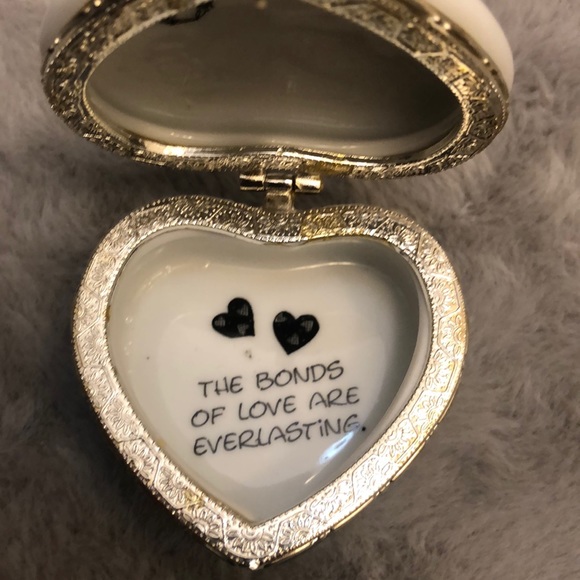Porcelain heart shaped box Marci collectible - Picture 4 of 8